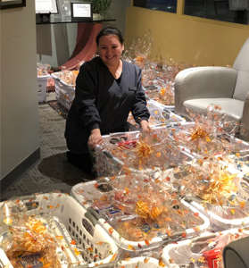 woman making gift baskets for thanksgiving